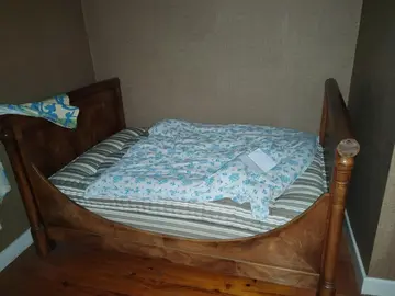 Lit ancien et matelas (peu utilisé)