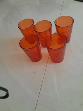 5 verres orange.