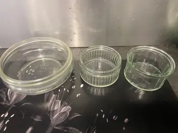3 récipients en verre (ramequins, coupelle)