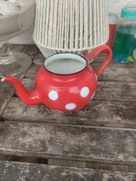 théière rouge à pois blanc