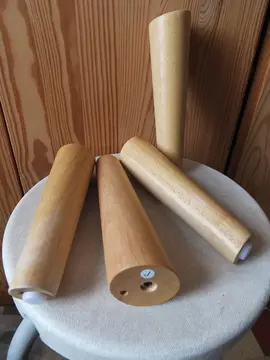 Pieds de meuble en bois