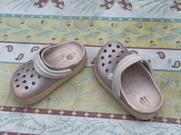 crocs enfants taille 18 environ