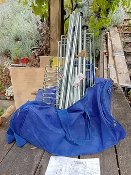 étagère métallique et sac sport