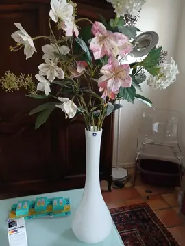 vase blanc avec bouquet de fleurs artificielles