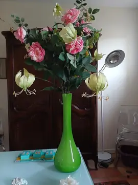 vase vert avec bouquet de fleurs artificielles