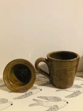 tasse en grès avec sa passoire pour tisane