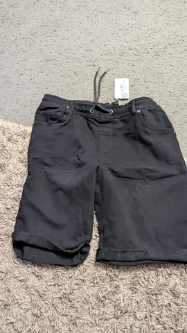 cache cou, short en jean, et pantalon