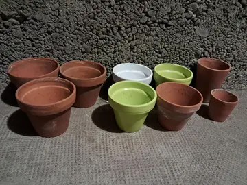 9 pots en terre