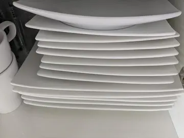 assiettes carrées blanches