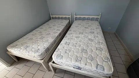 2 lits simples avec matelas