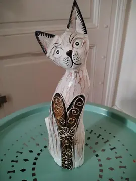 Chat en bois blanc et bronze