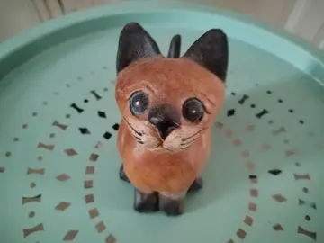 Chat en bois tête en l'air