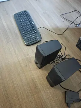 Don de matériel informatique - clavier + enceintes Boose