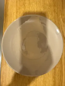 petite assiette mauve avec éclat sur le côté