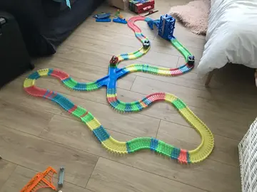 circuit avec voitures qui avancent toutes seules grâce à des piles. Le pont se bloque parfois