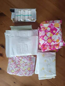 petit lot de serviettes hygiéniques et tampons(flux léger)
