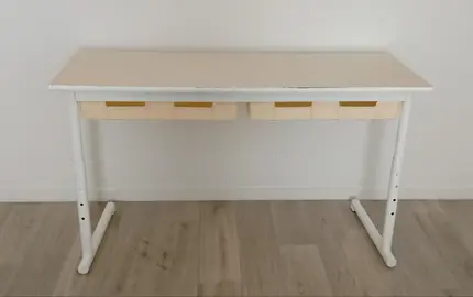 Table en métal et plastique, hauteur 75, largeur 50, longueur 130
