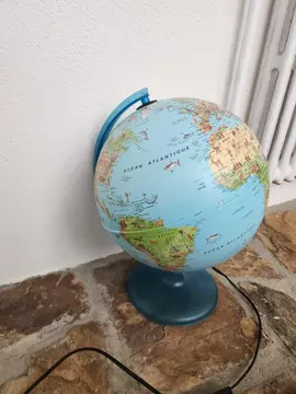Globe terrestre avec prise intégrée