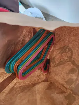 Cintres en plastique pour vêtements enfants