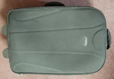 Valise. Poignée télescopique, 2 roulettes.