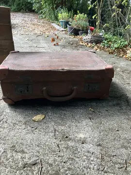 vieille valise en carton