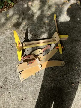 jouets en bois cassés