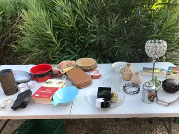 lot pour vide grenier à prendre sur place