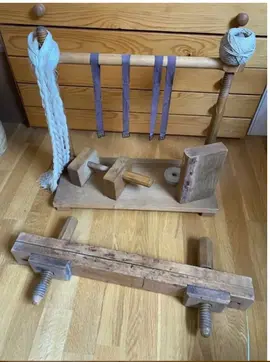 Matériel pour reliure, cousoir, presse à main, ais et cartons (bleus et gris)...