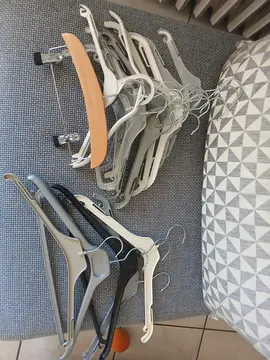 Lot de 20 cintres en plastique : 15 pour enfant et 5 adulte
