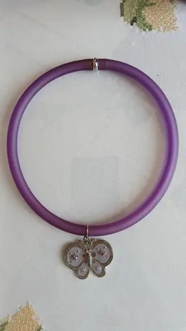 collier fille violet avec un papillon
