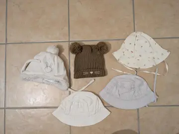 Lot de chapeaux/bonnets