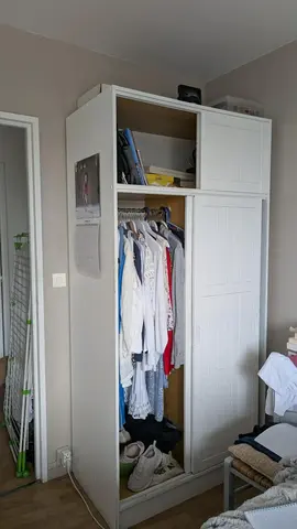 GRANDE ARMOIRE EN PIN REPEINTE EN BLANC