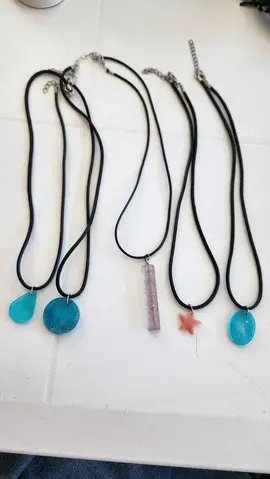Lot de 5 colliers avec pendentifs en résine epoxy