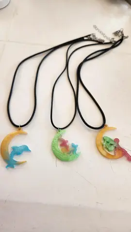 3 colliers enfants avec pendentifs en résine epoxy