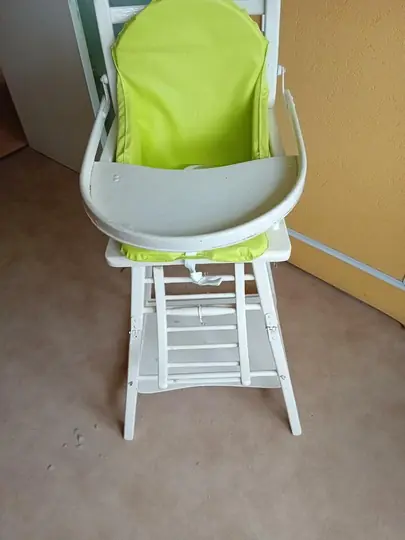 Chaise en bois bébé avec coussin