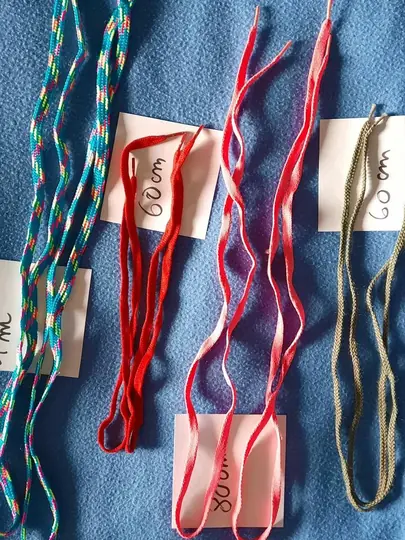 4 paires de lacets neufs de différentes longueurs