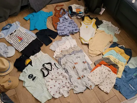 Pack de 50 vêtements garçon 9 et 12 mois (été)