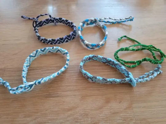 Lot de bracelets neufs