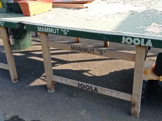 Très Vieille table de ping-pong