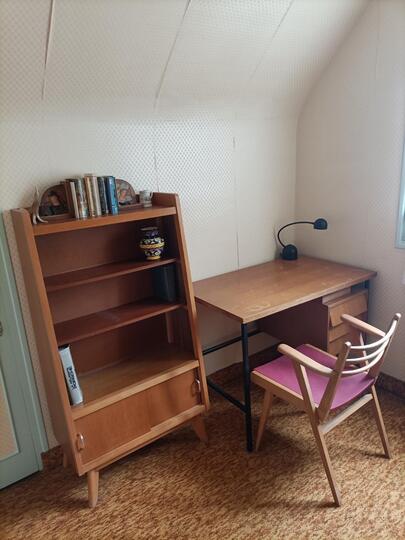Bureau et bibliothèque et 2 chaises assortis en bois