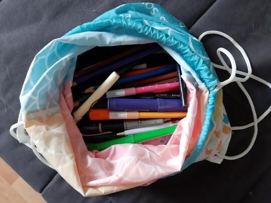 Crayons, feutres, crayons de papier et stylos