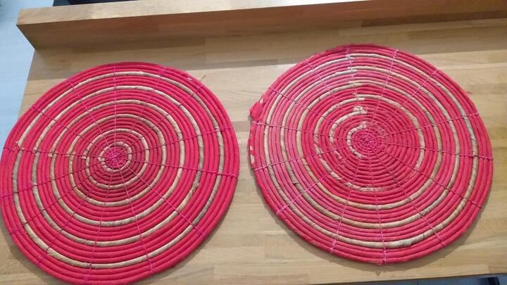 Deux sets de table en rotin couleurs rouge et paille