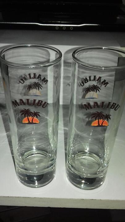 2 verres publicitaires " Malibu "